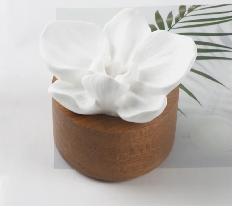 White scrunchie on a wooden container with text about an odorless container.